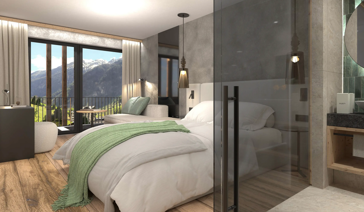 Ein modern eingerichtetes Hotelzimmer mit einem Bett, einem Balkon mit Bergblick und einem angrenzenden Badezimmer.