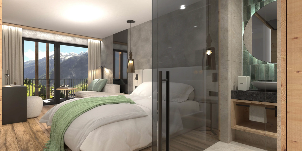 Ein modern eingerichtetes Hotelzimmer mit einem Bett, einem Balkon mit Bergblick und einem angrenzenden Badezimmer.